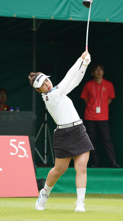 1番、ティーショットを放つ山下（撮影・森本幸一）