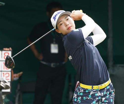 1番、スタート前に素振りをする菅（撮影・森本幸一）