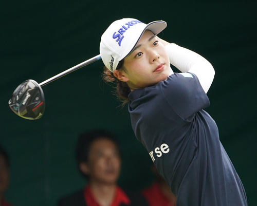 1番、ティーショットを放つ菅（撮影・森本幸一）