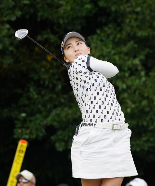 16番、ティーショットを放つ村田（撮影・森本幸一）