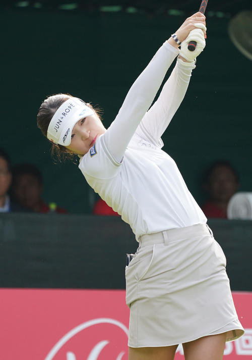 1番、ティーショットを放つ三ヶ島（撮影・森本幸一）