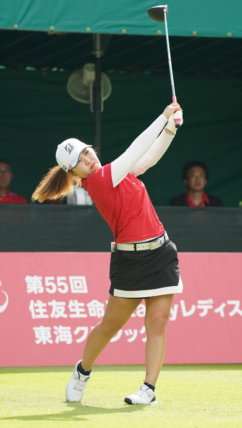 1番、ティーショットを放つ古江（撮影・森本幸一）