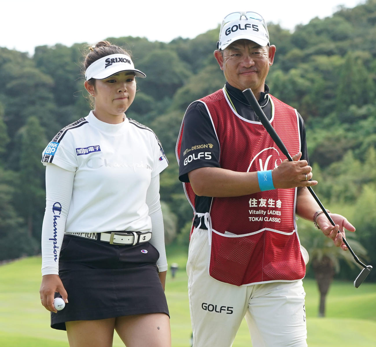 18番、パーでフィニッシュし首位に1打差の2位でホールアウトする山下（左）（撮影・森本幸一）