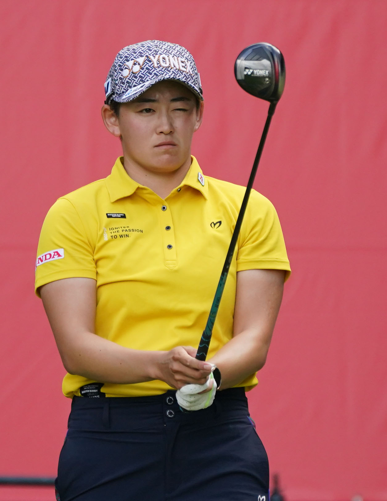18番、狙いを定める岩井明（撮影・森本幸一）