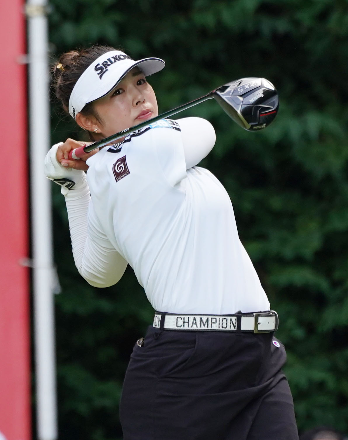 18番、ティーショットを放つ山下（撮影・森本幸一）