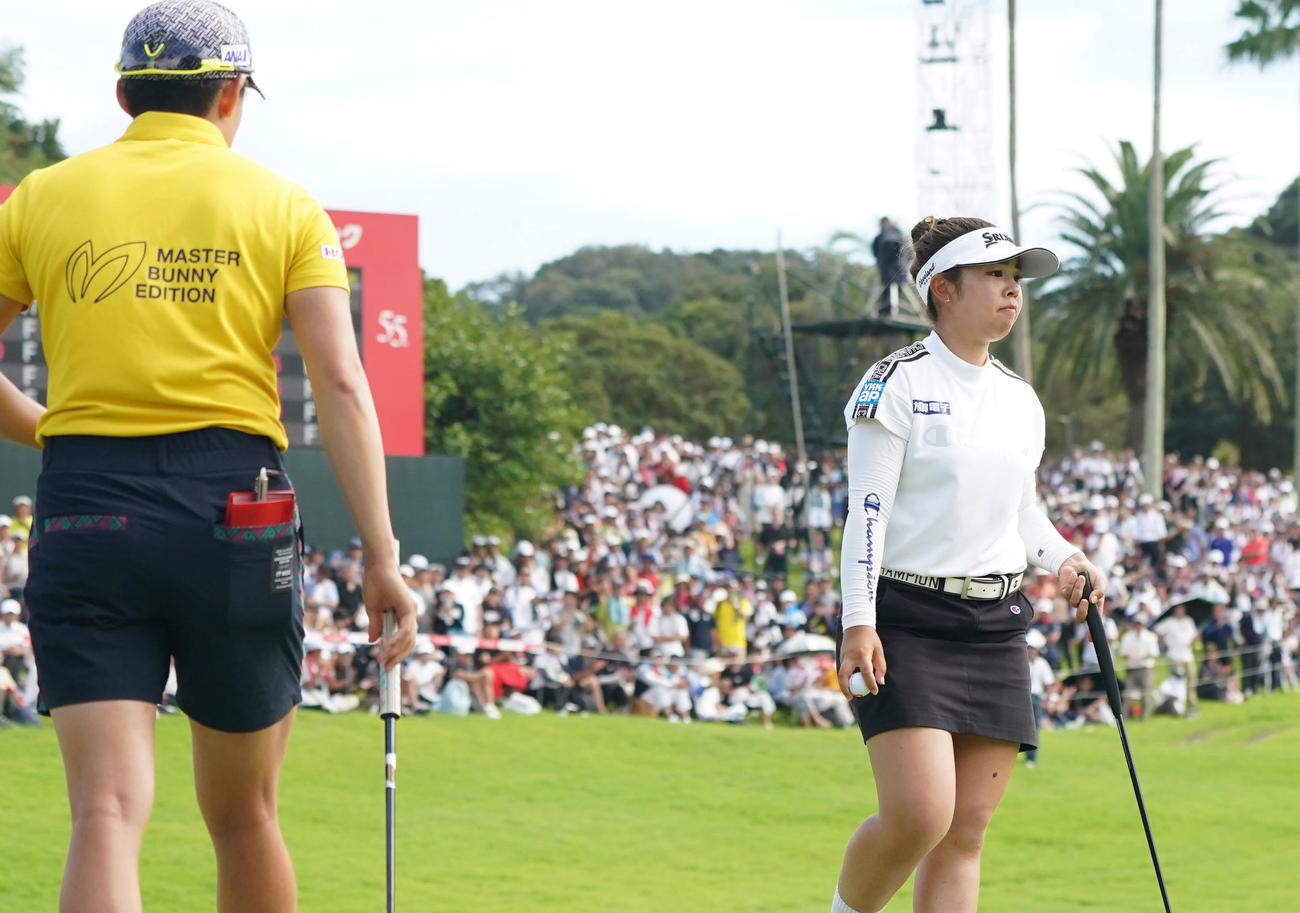 18番、パーでフィニッシュした山下美夢有（右）左は岩井明（撮影・森本幸一）