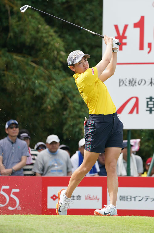16番、ティーショットを放つ岩井明（撮影・森本幸一）
