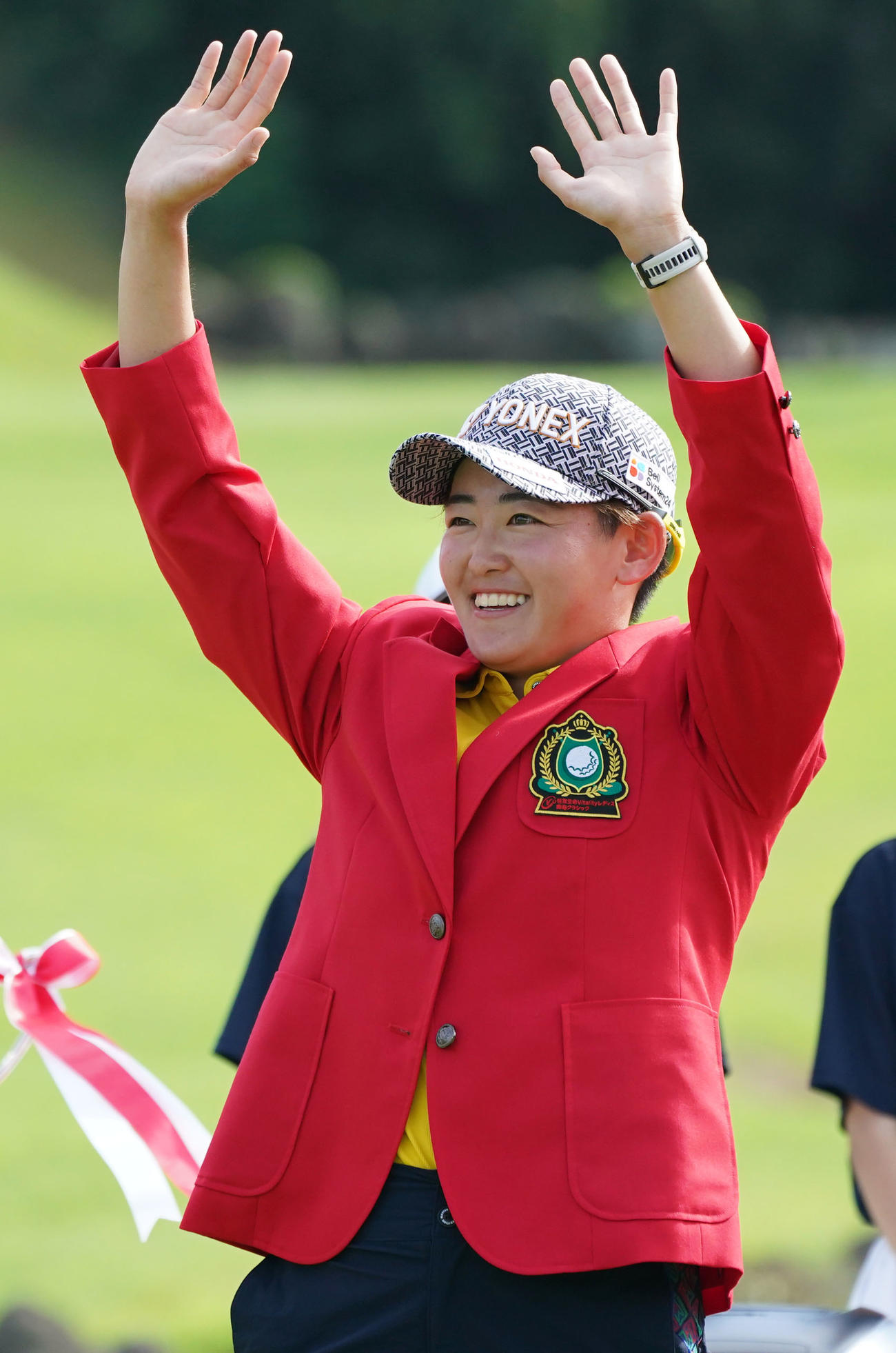 通算16アンダーで優勝、大会2連覇を達成しギャラリーの声援に応える岩井明（撮影・森本幸一）