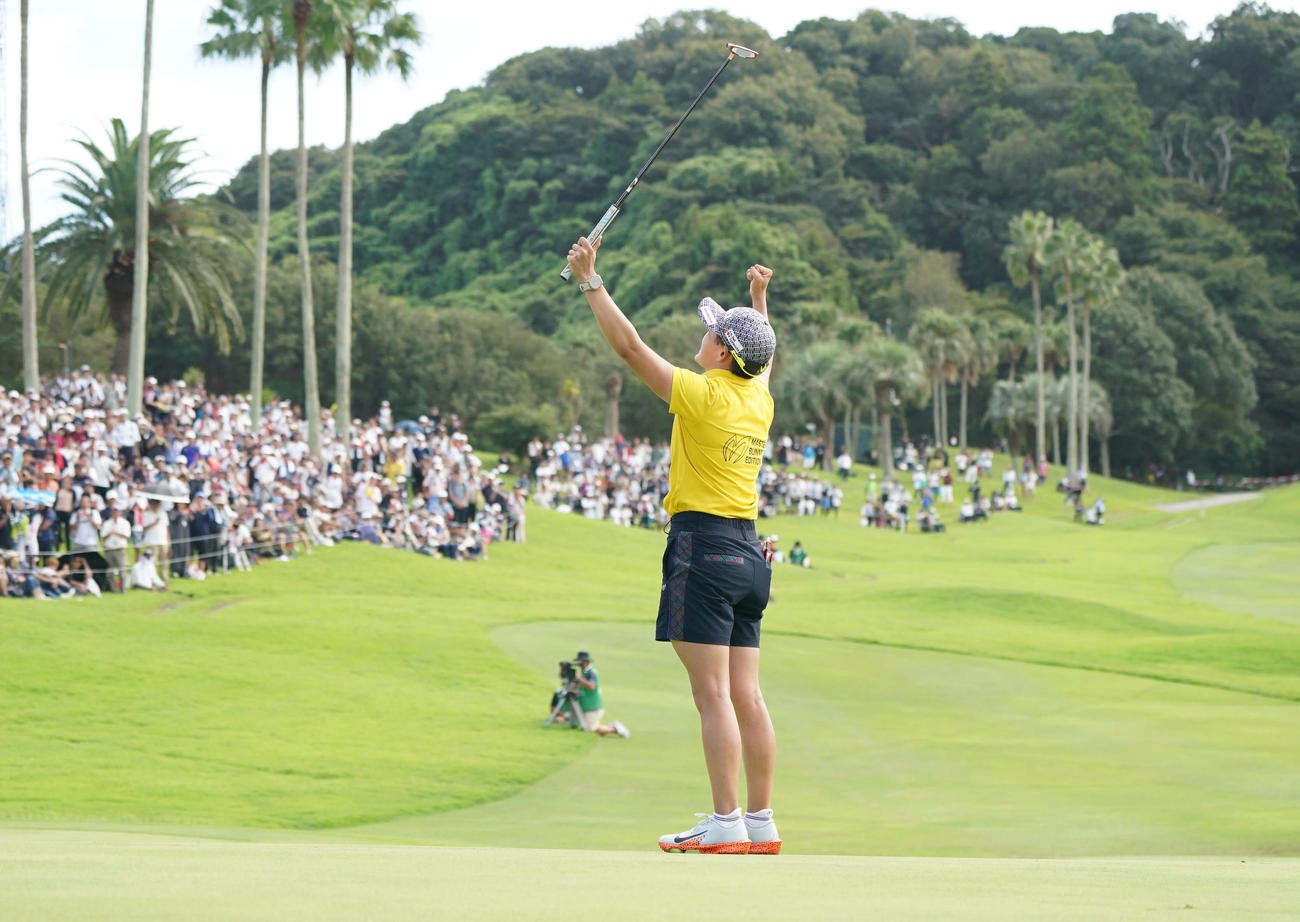 18番、パーでフィニッシュし優勝支店に向かいガッツポーズをする岩井明（撮影・森本幸一）