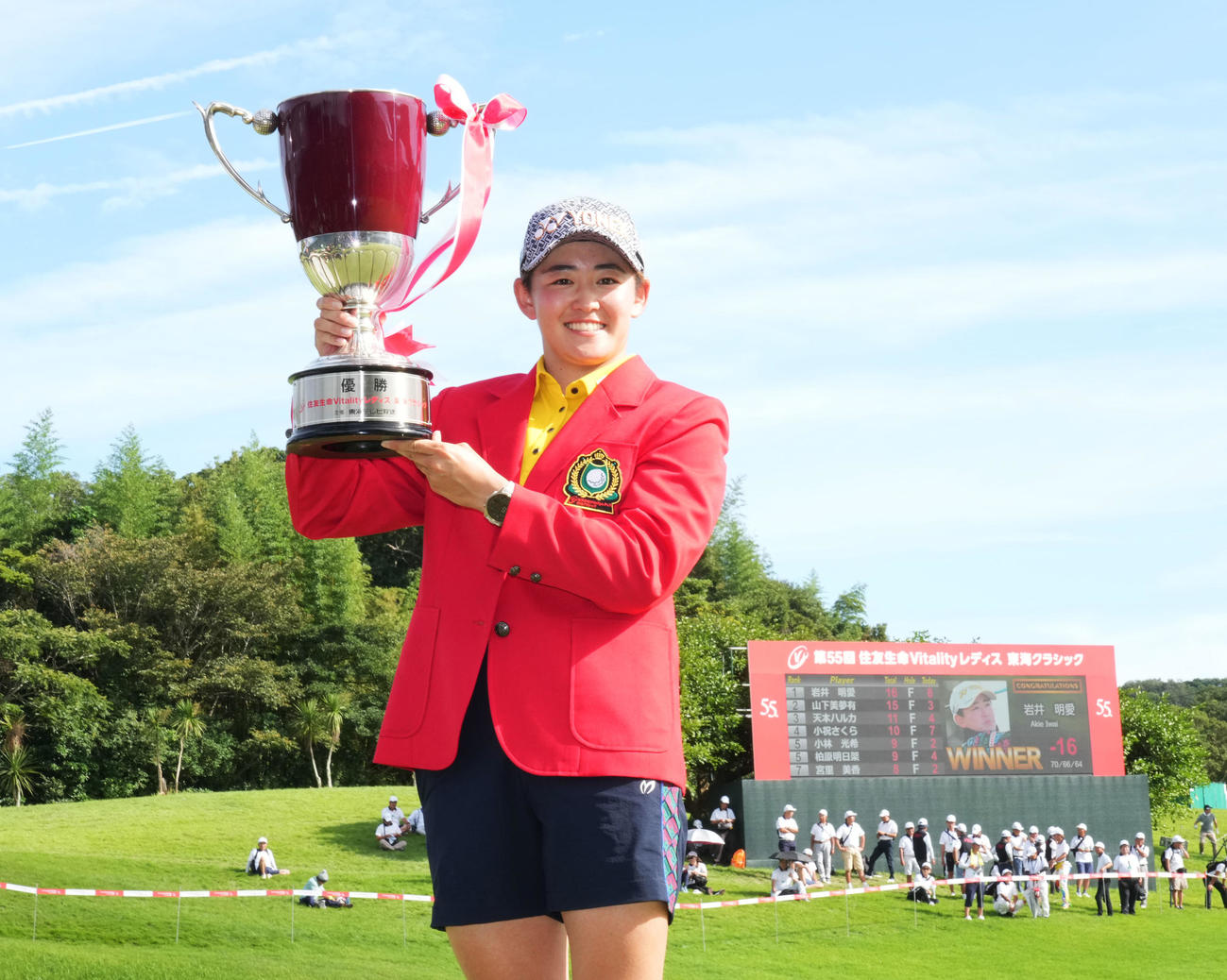 大会2連覇を達成し優勝カップを掲げる岩井明（撮影・森本幸一）