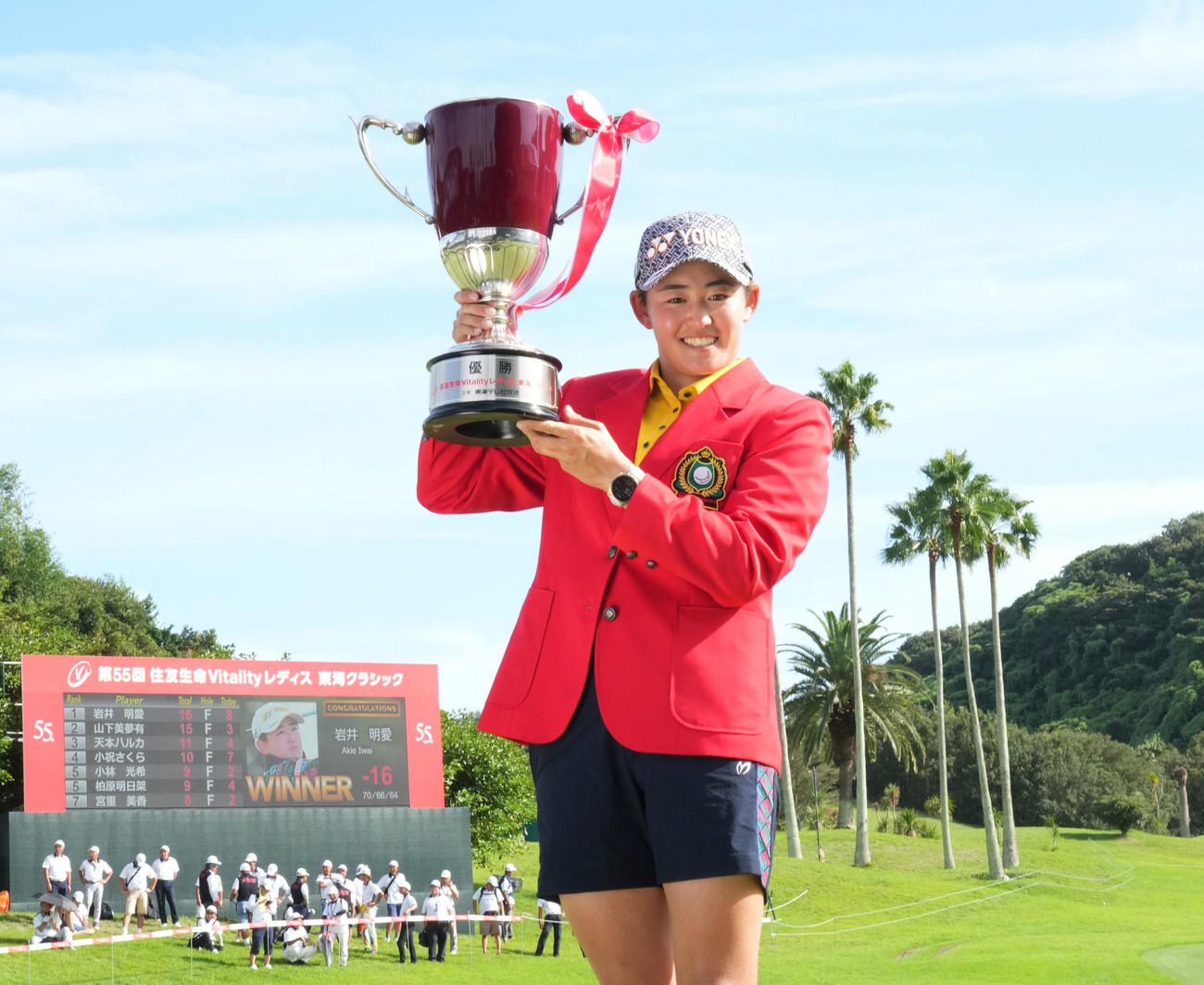 通算16アンダーで優勝、大会2連覇を達成し笑顔で優勝カップを掲げる岩井明（撮影・森本幸一）