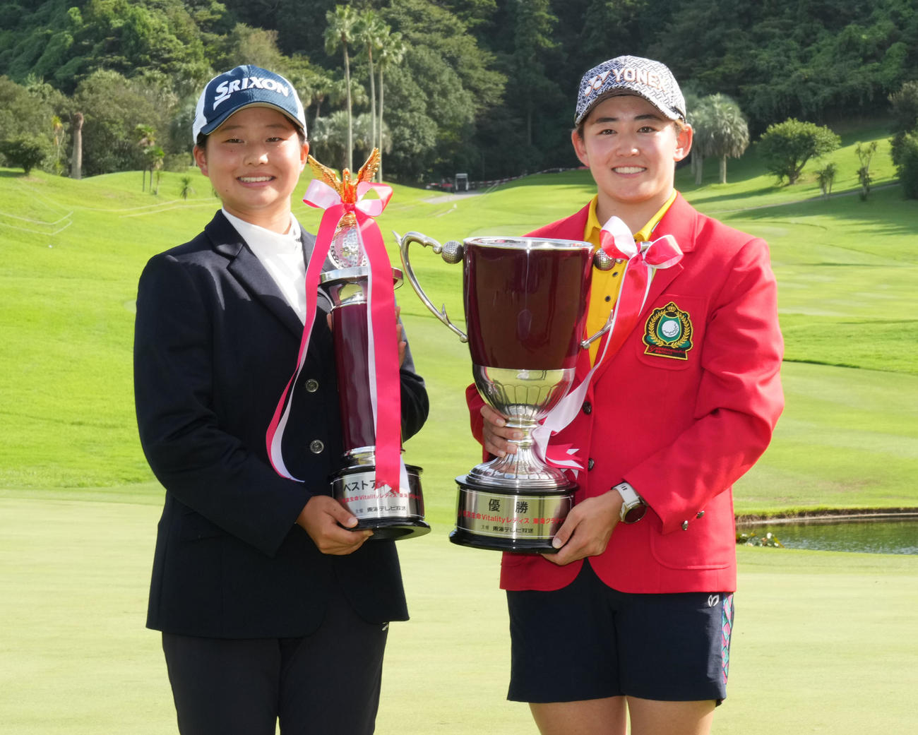 （左から）ベストアマの広吉と優勝した岩井明（撮影・森本幸一）