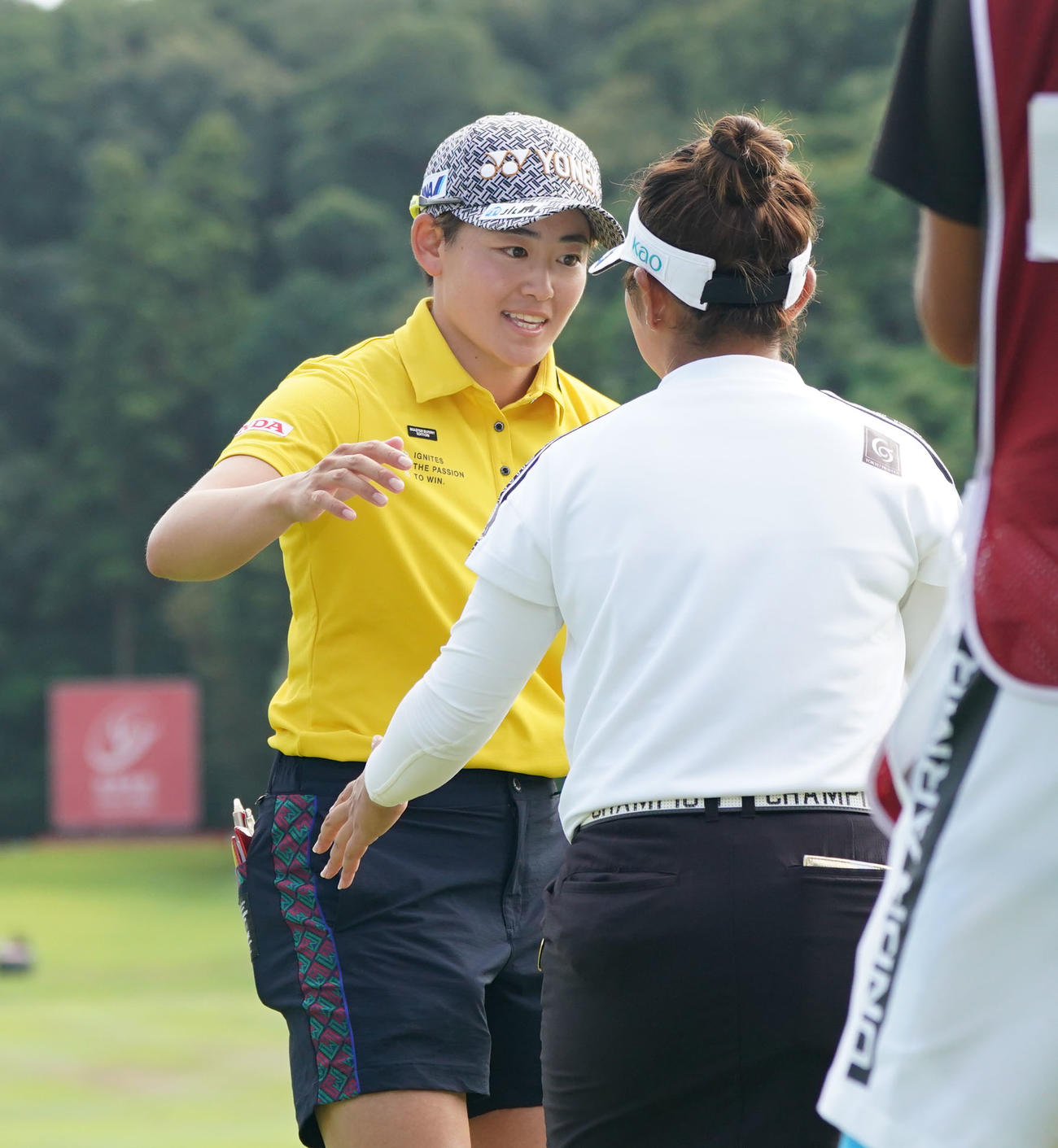 山下とハグを交わす岩井明（左）（撮影・森本幸一）