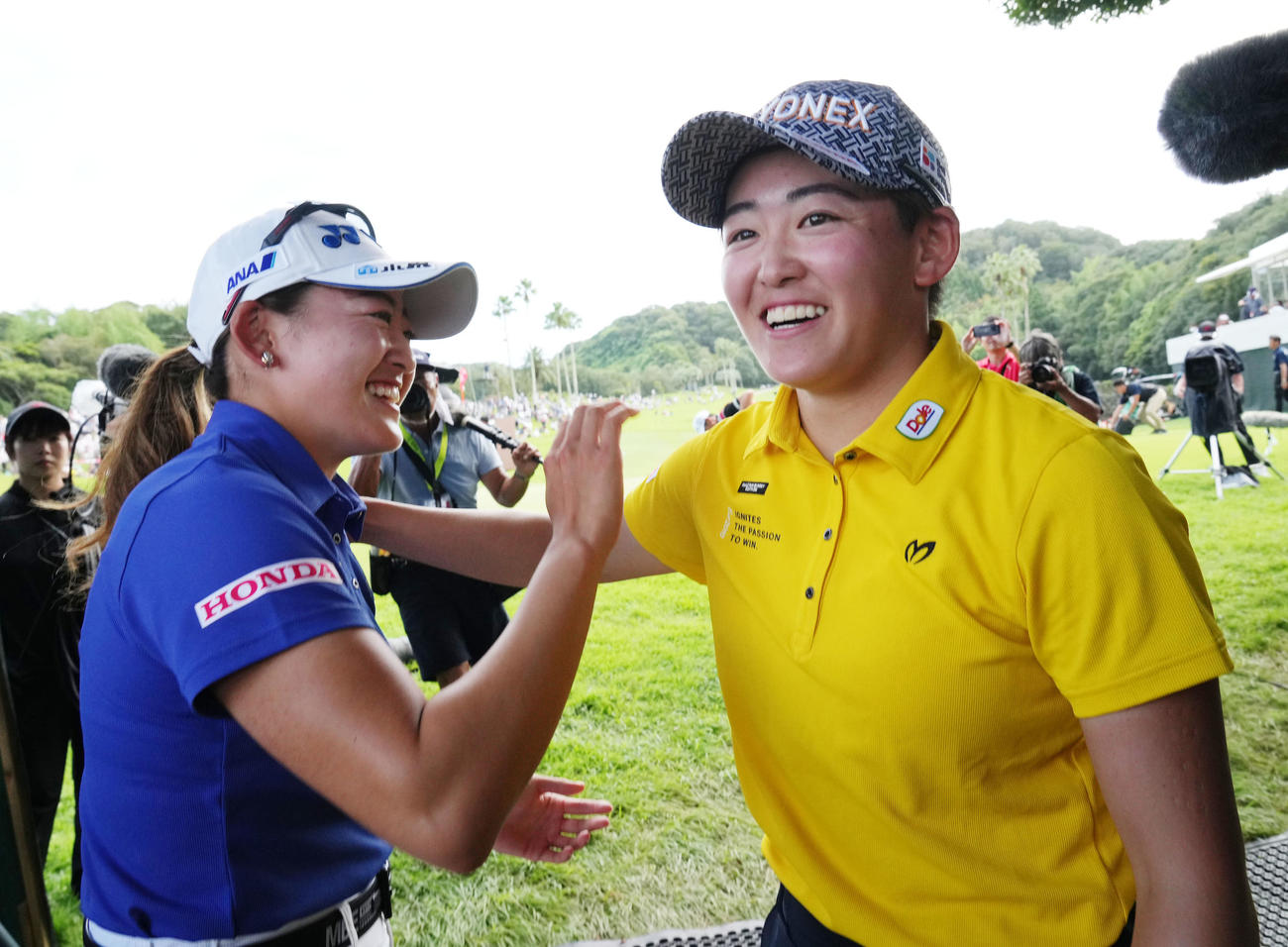 ホールアウトし妹・岩井千から祝福される岩井明（右）（撮影・森本幸一）