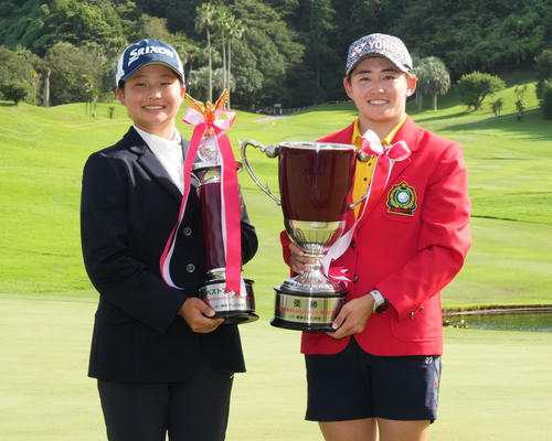 (左から)ベストアマの広吉と優勝した岩井明(撮影・森本幸一)