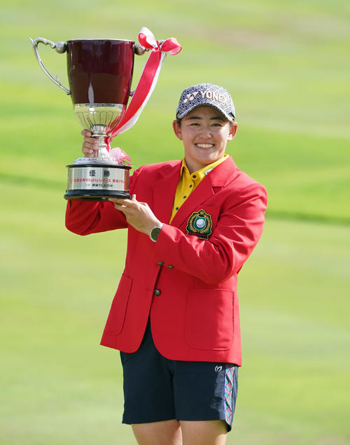 通算16アンダーで優勝、大会2連覇を達成し笑顔で優勝カップを掲げる岩井明(撮影・森本幸一)