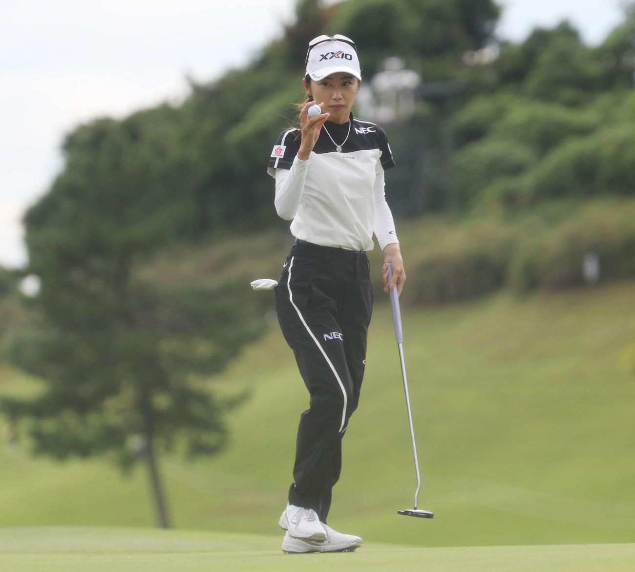 18番、バーディーパットを決めた安田祐（撮影・宮地輝）