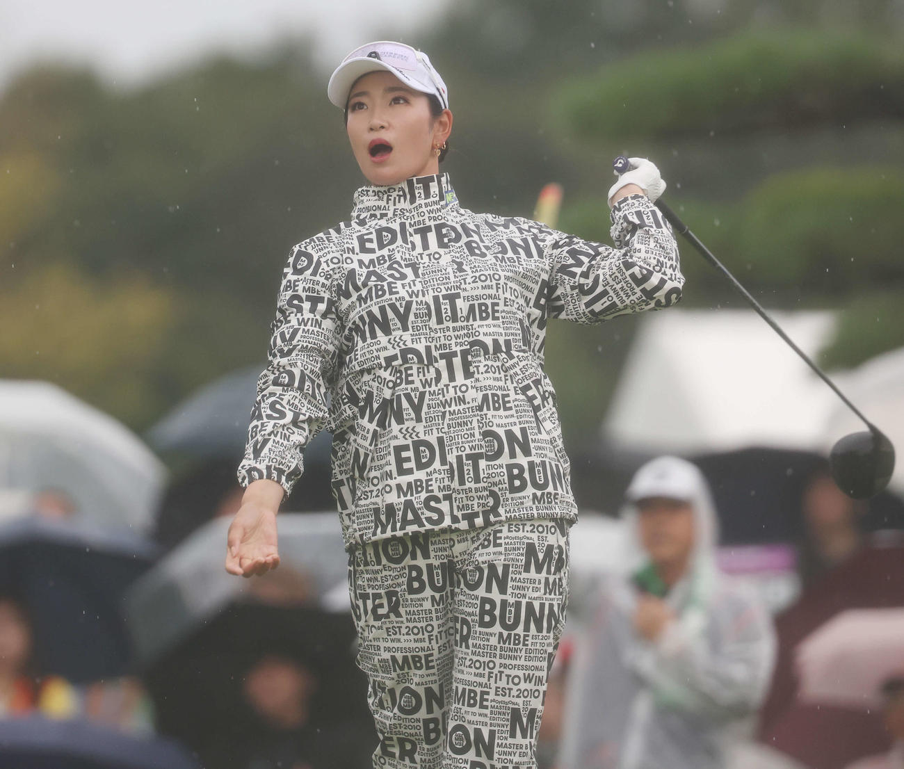 1番、ティーショットを放つ原（撮影・宮地輝）