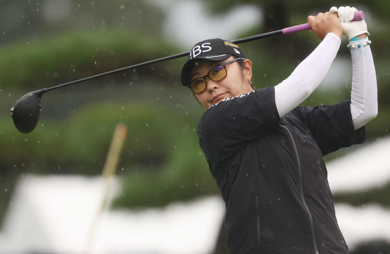 1番、ティーショットを放つ藤田さ（撮影・宮地輝）