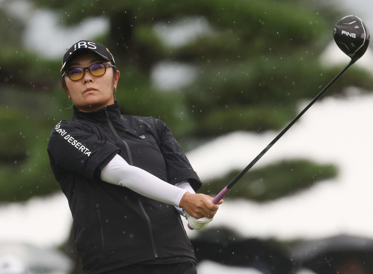 1番、ティーショットを放つ藤田さ（撮影・宮地輝）