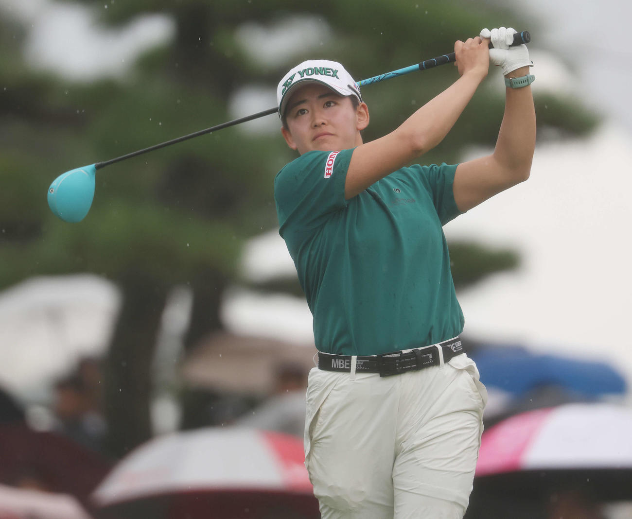1番、ティーショットを放つ岩井明（撮影・宮地輝）