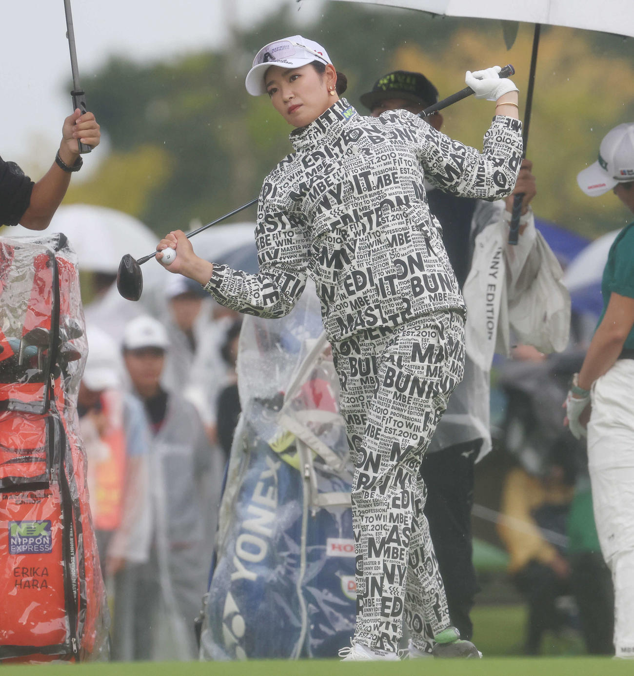 1番、ストレッチする原（撮影・宮地輝）