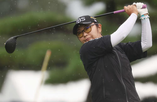 1番、ティーショットを放つ藤田さ（撮影・宮地輝）