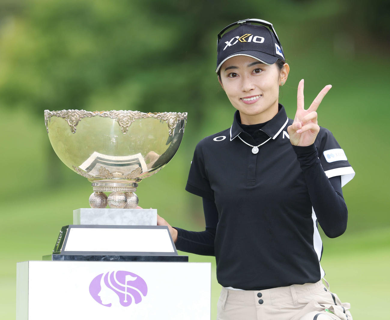 初優勝を決めトロフィーとVサインする安田祐（撮影・宮地輝）