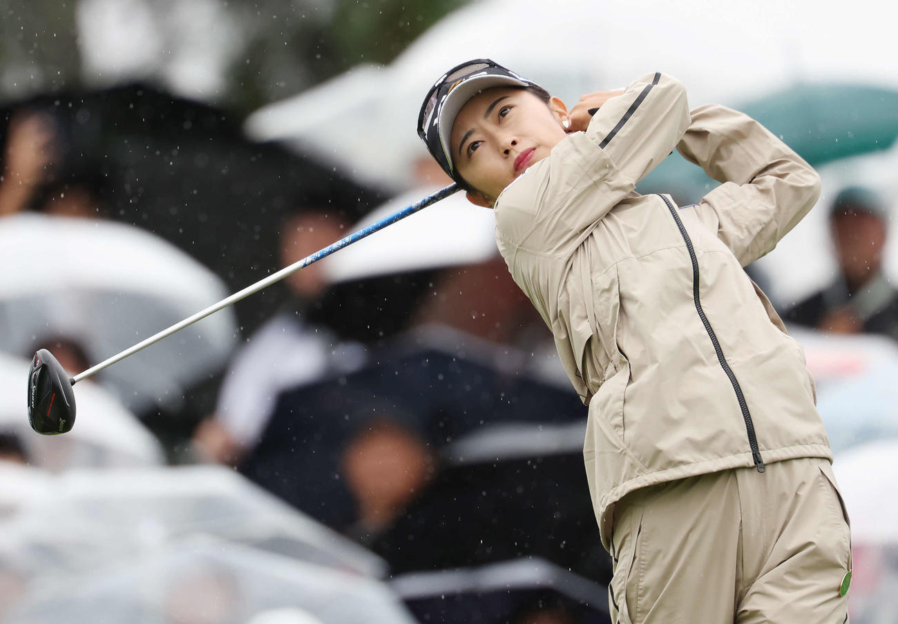 10番、ティーショットを放つ安田祐（撮影・宮地輝）