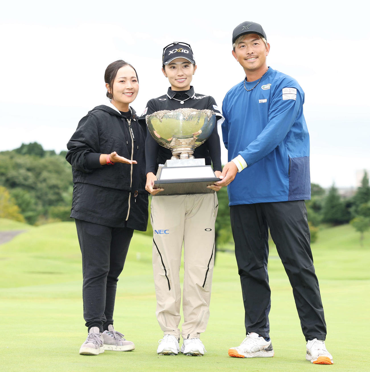 初優勝を決めトロフィーを手に青木（左）と大西キャディー（右）と笑顔で記念撮影する安田祐（撮影・宮地輝）
