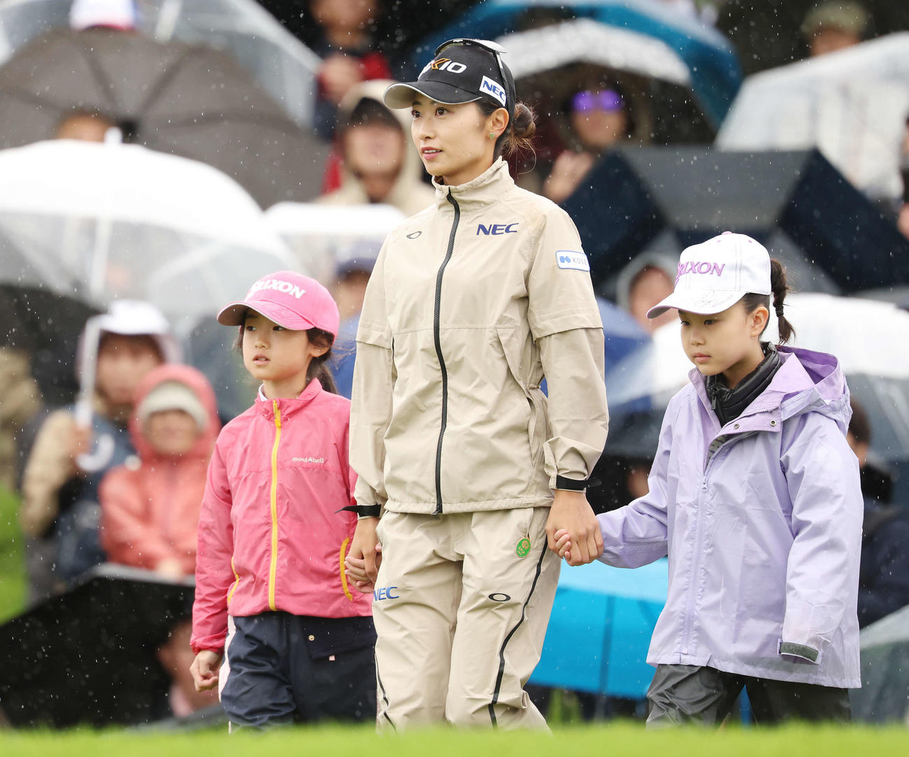 10番、エスコートキッズとスタート位置に就く安田祐（撮影・宮地輝）