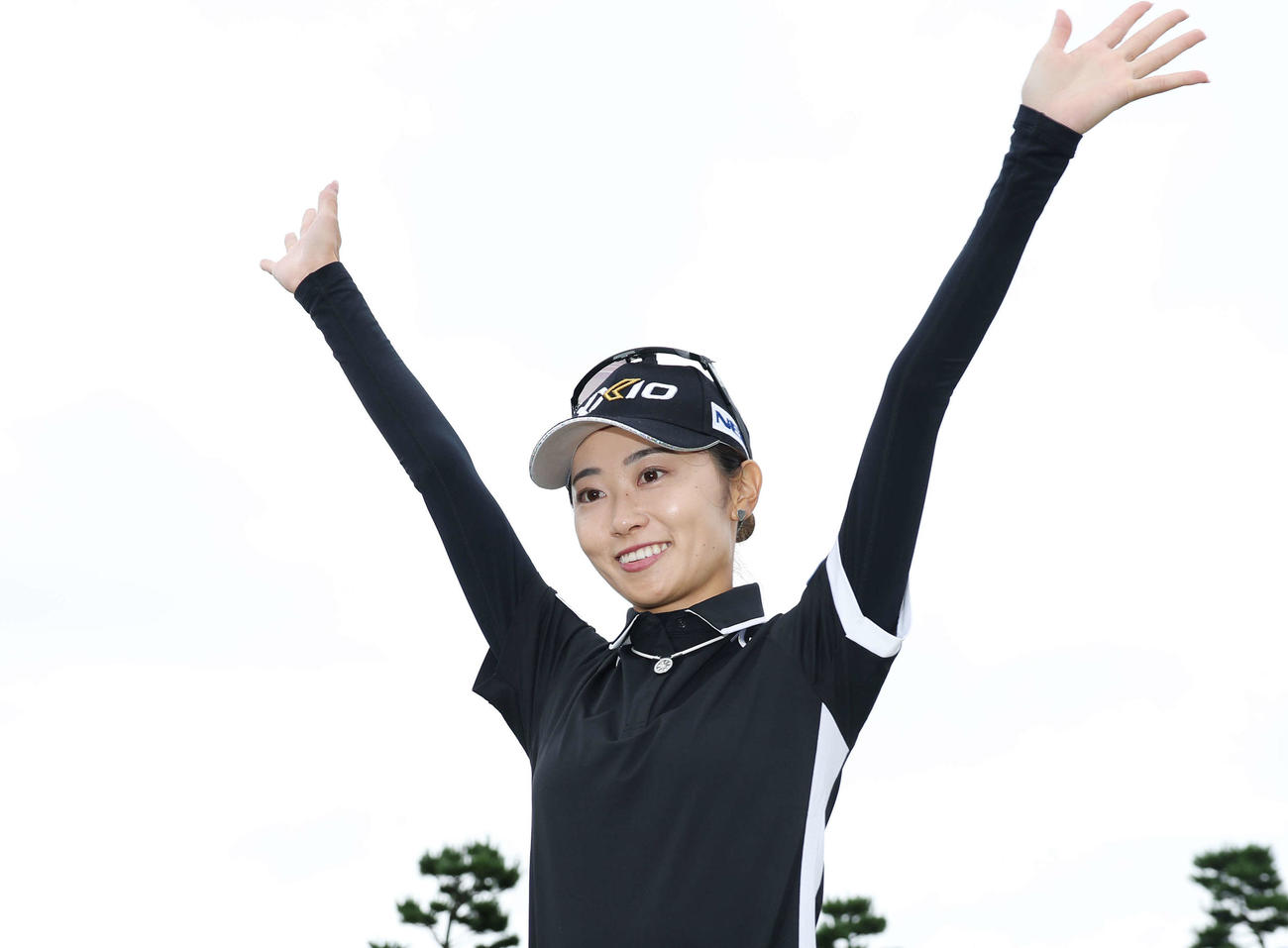 初優勝を決め万歳する安田祐（撮影・宮地輝）