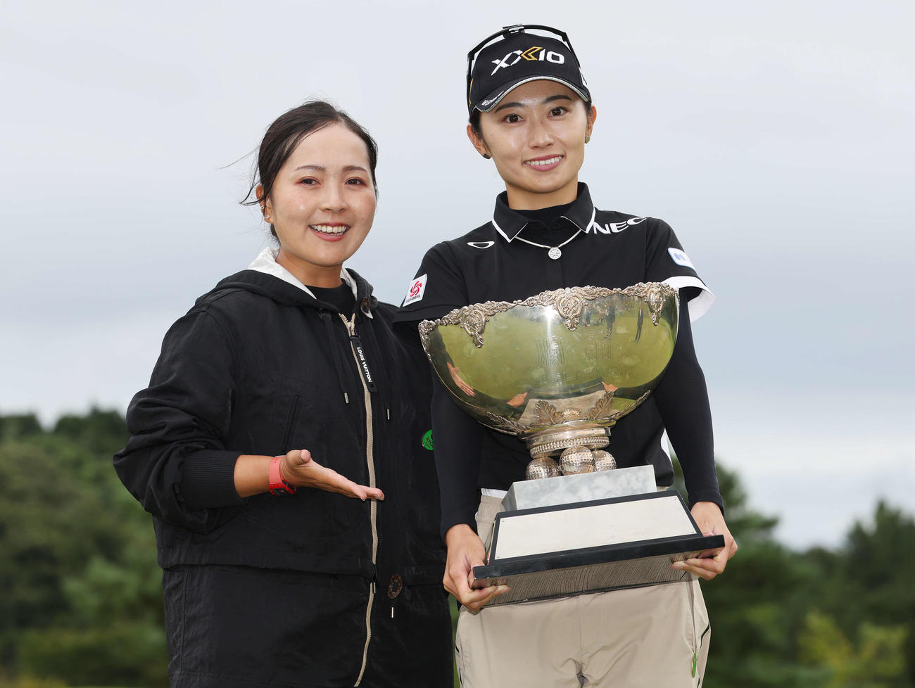 初優勝を決めトロフィーを手に青木（左）と笑顔で記念撮影する安田祐（撮影・宮地輝）