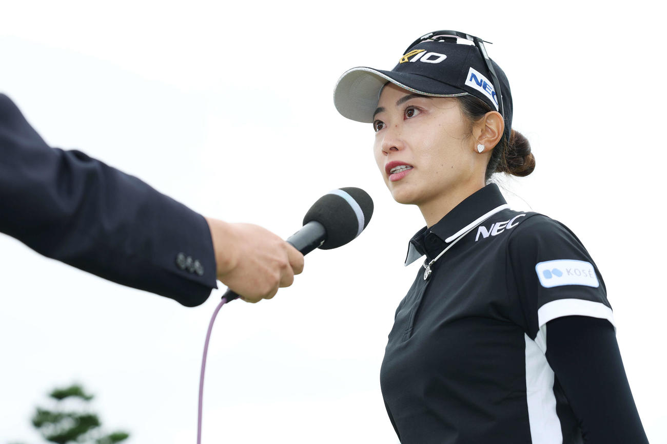初優勝を決めインタビューで涙を浮かべる安田祐（撮影・宮地輝）