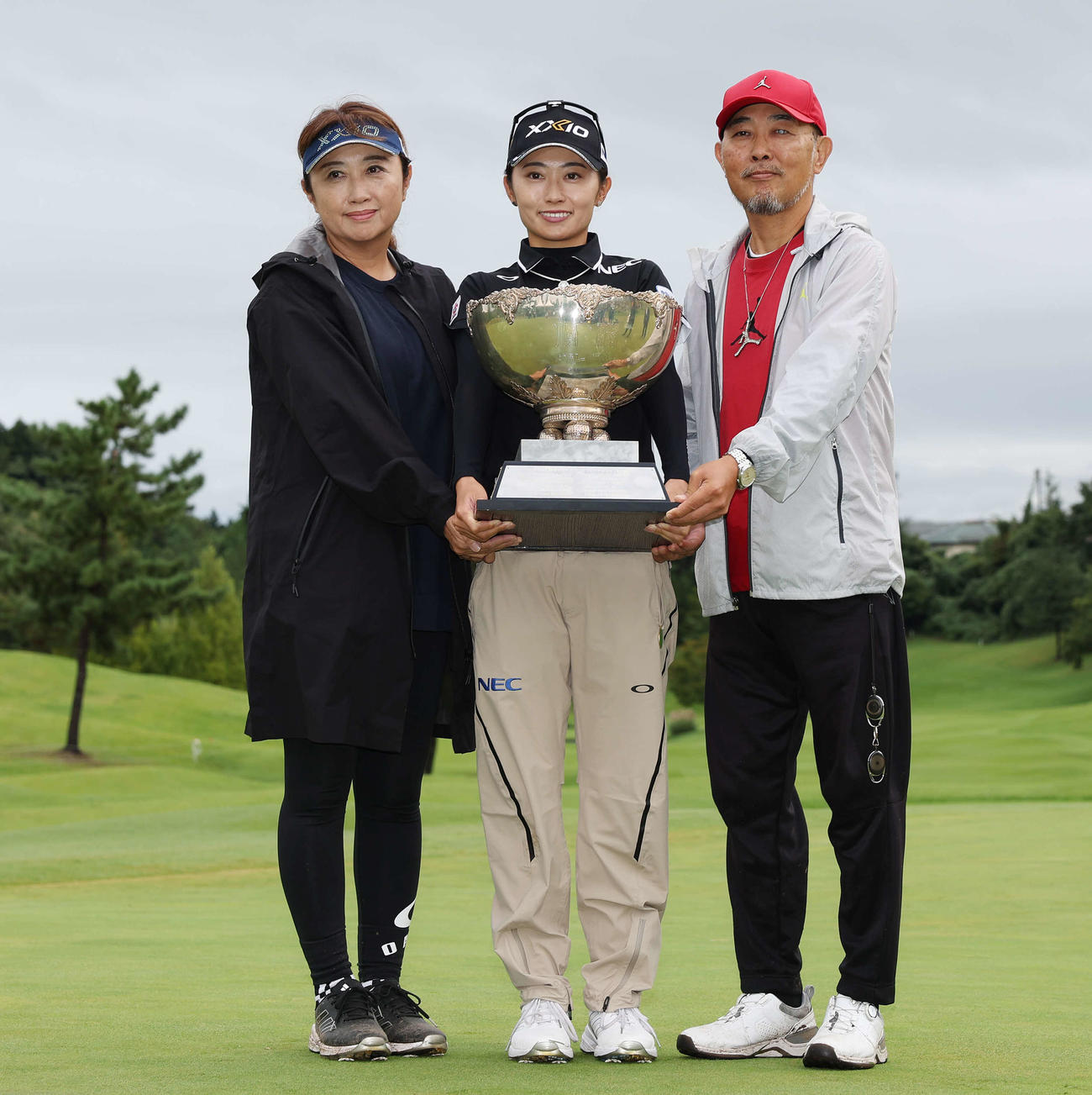 初優勝を決め母の美香さん（左）と父の光祐さん（右）と記念撮影する安田祐香（撮影・宮地輝）