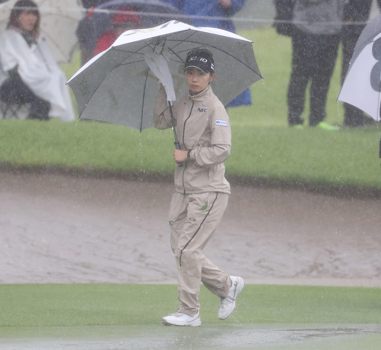 15番、降雨によるコンディション不良のため中断となったコースを見つめる安田祐（撮影・宮地輝）