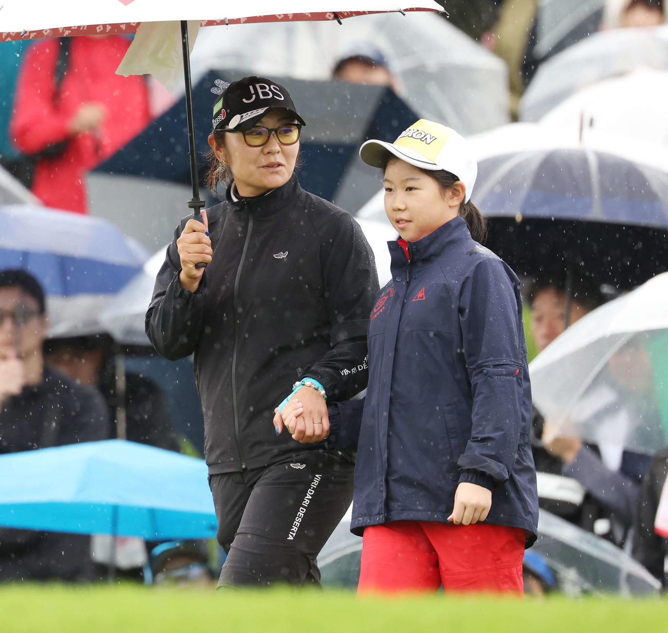 10番、エスコートキッズと話しながらスタート位置に就く藤田さ（撮影・宮地輝）