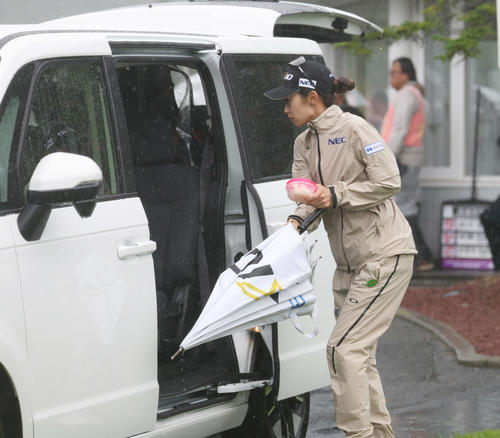 降雨によるコースコンディション不良のため中断となり一度引き揚げる安田祐（撮影・宮地輝）