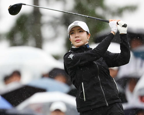 10番、ティーショットを放つアン・シネ（撮影・宮地輝）