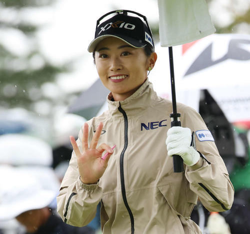 10番、ティーショットを放ち笑顔で手を振る安田祐（撮影・宮地輝）