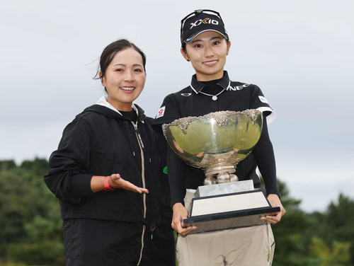 初優勝を決めトロフィーを手に青木（左）と笑顔で記念撮影する安田祐（撮影・宮地輝）