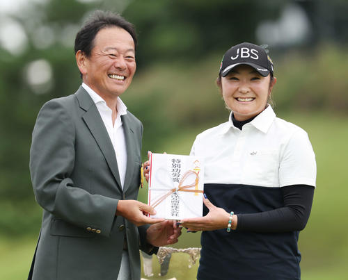 特別功労賞を受賞した藤田さ（撮影・宮地輝）