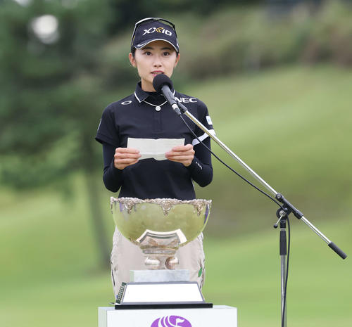 初優勝を決めスピーチする安田祐（撮影・宮地輝）