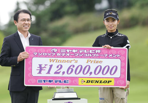 初優勝を決め賞金を受け取る安田祐（撮影・宮地輝）