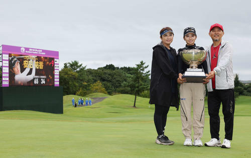 初優勝を決め母の美香さん（左）と父の光祐さん（右）と記念撮影する安田祐香（撮影・宮地輝）