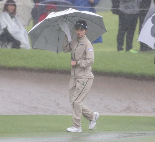 15番、降雨によるコンディション不良のため中断となったコースを見つめる安田祐（撮影・宮地輝）