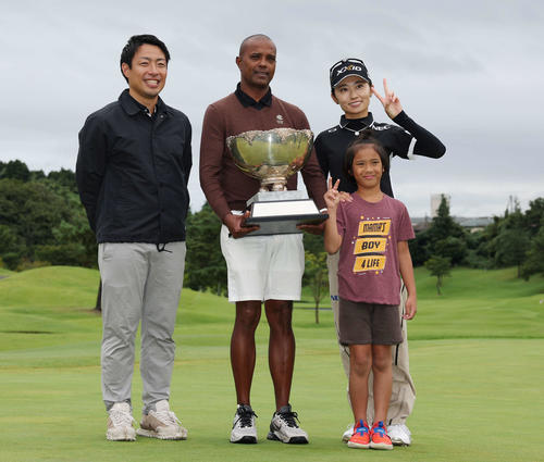 初優勝を決めチャンドキャディー（左から2人目）らと記念撮影する安田祐（右）（撮影・宮地輝）