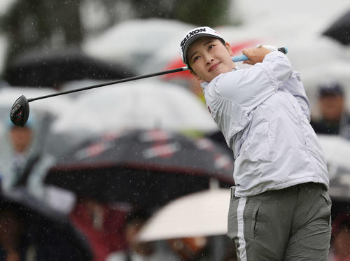 10番、ティーショットを放つ小祝（撮影・宮地輝）