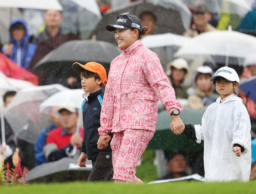 10番、エスコートキッズとスタート位置に就く岩井千（撮影・宮地輝）