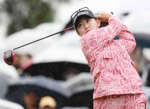 10番、ティーショットを放つ岩井千（撮影・宮地輝）